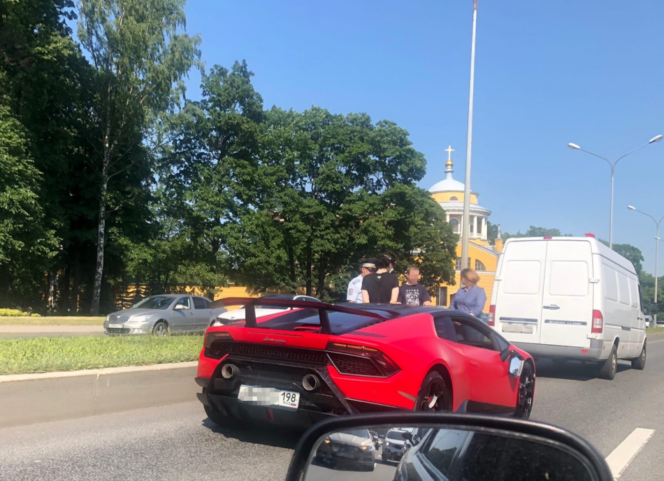 «Зенитовский» Lamborghini угодил в ДТП на Приморском проспекте