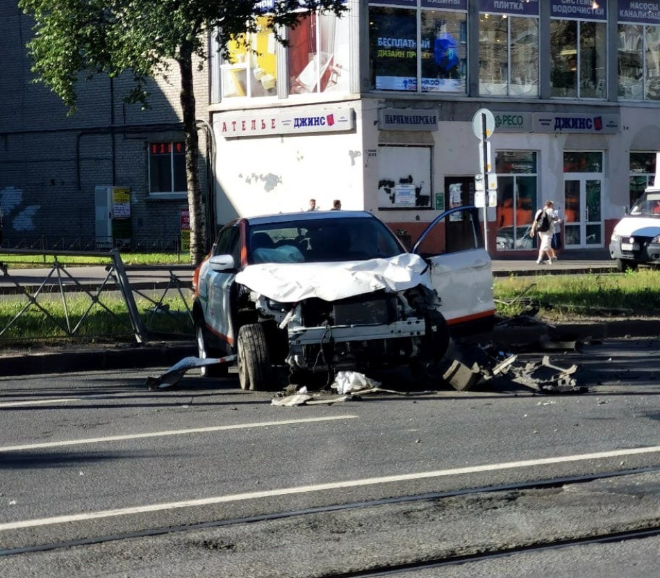Каршеринг в Невском районе снёс дорожное ограждение