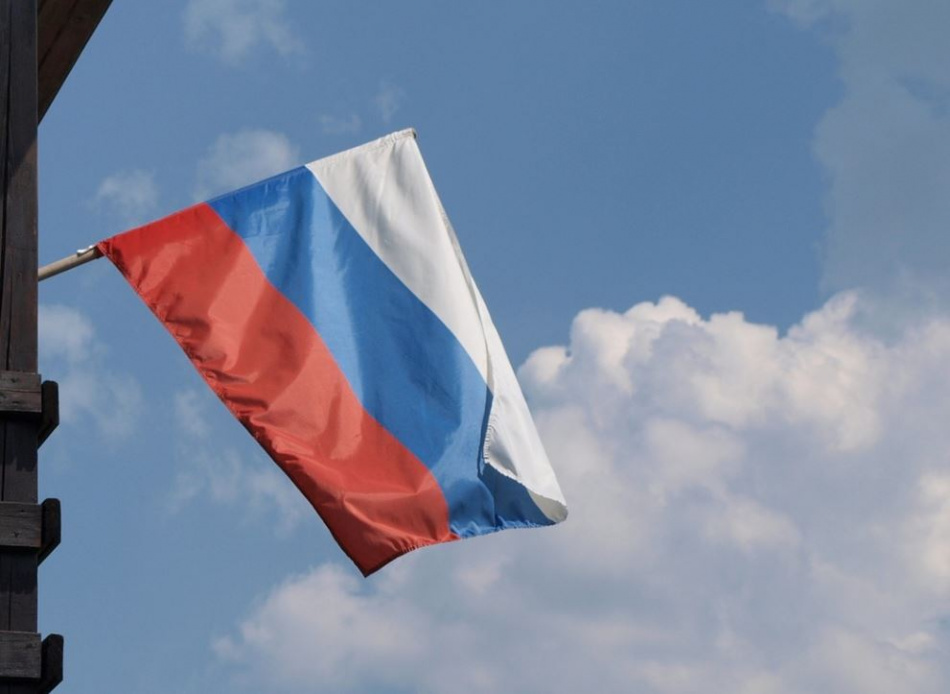 Несогласный с поправками в Конституцию петербуржец устроил «экзекуцию» флагу России