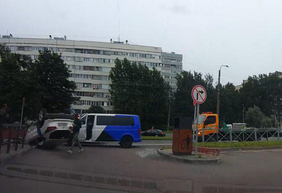 Каршеринг опрокинулся на крышу в ДТП на Культуры: водитель скрылся