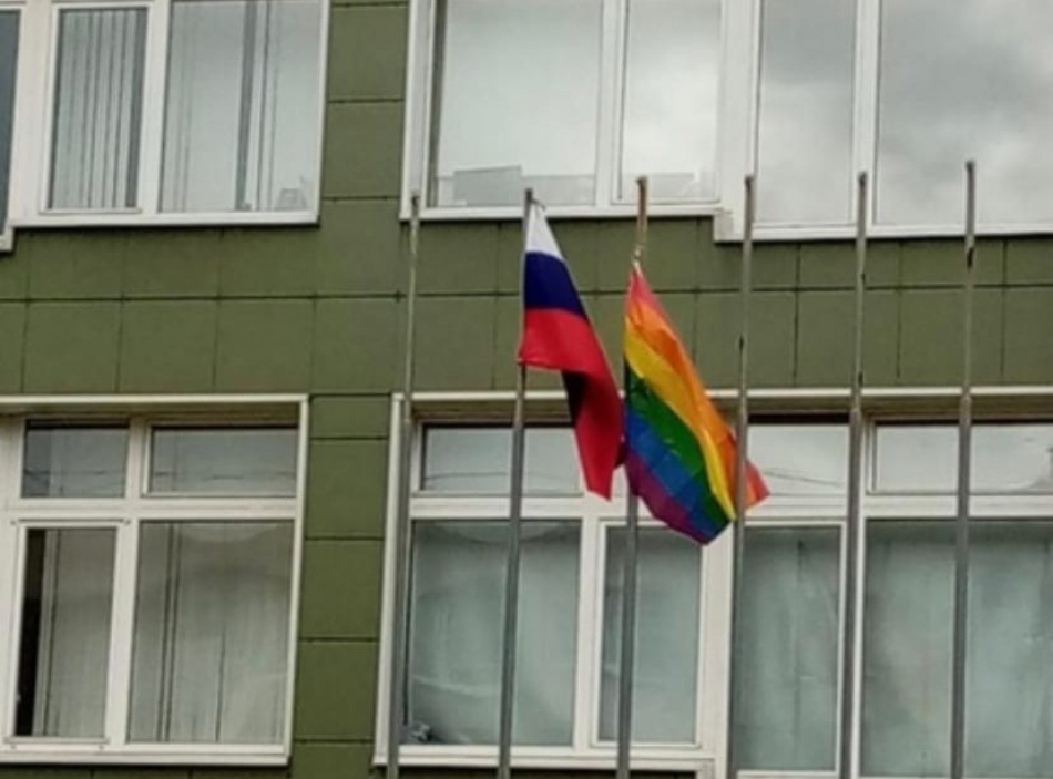 «Это диверсия»: в Петербурге ученики вывесили на штандарте у школы радужный флаг