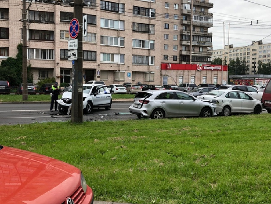 Каршеринг таранил припаркованные авто на перекрестке в Купчино