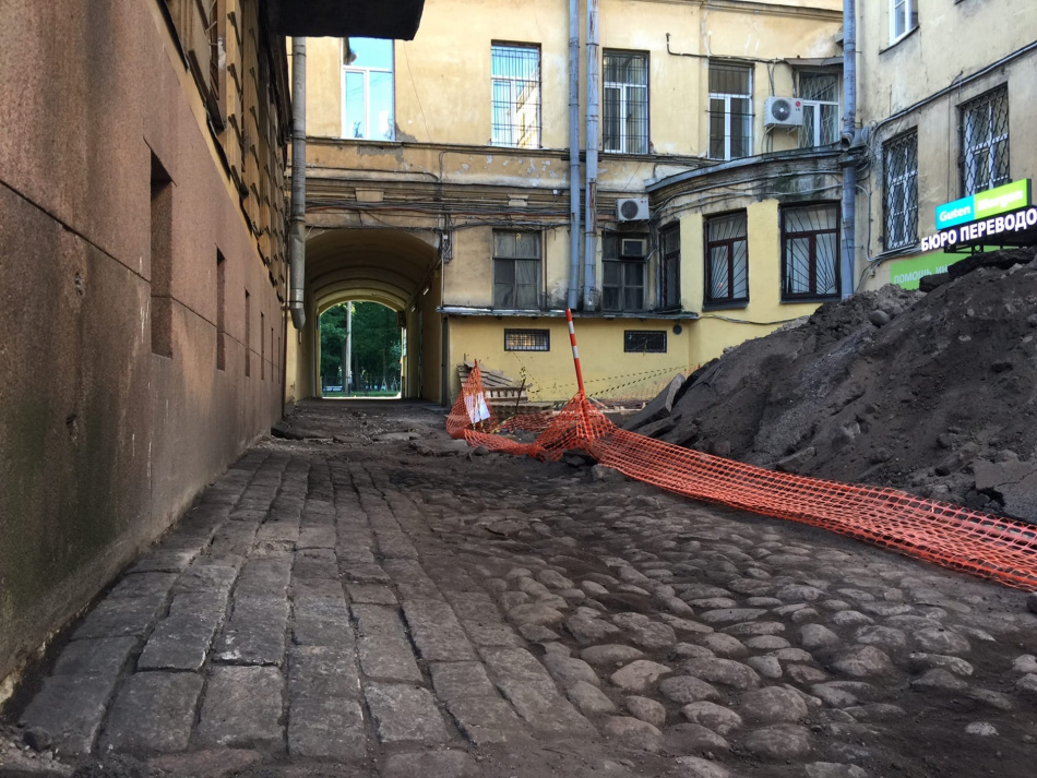 Во дворе Дома Семёнова на проспекте Римского-Корсакова обнаружили историческое мощение