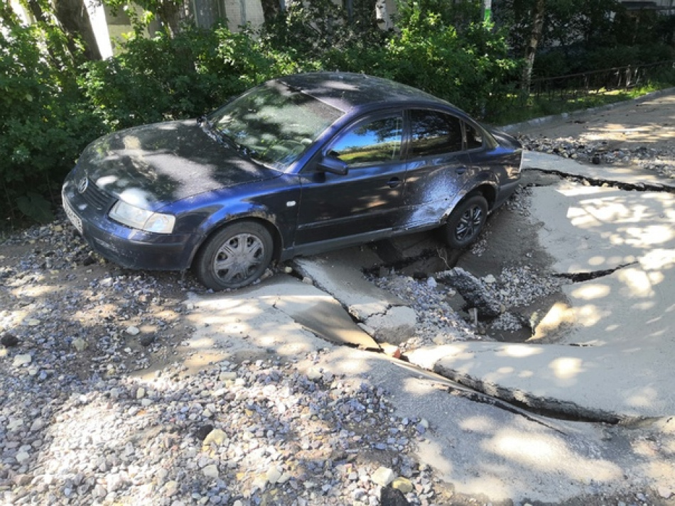 Во дворе на Малой Балканской из-за проблем с теплосетями провалился асфальт