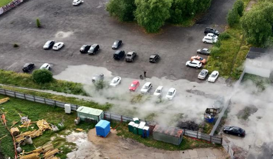 Автостоянку на Бутлерова затопило «кипятком» при прорыве трубы