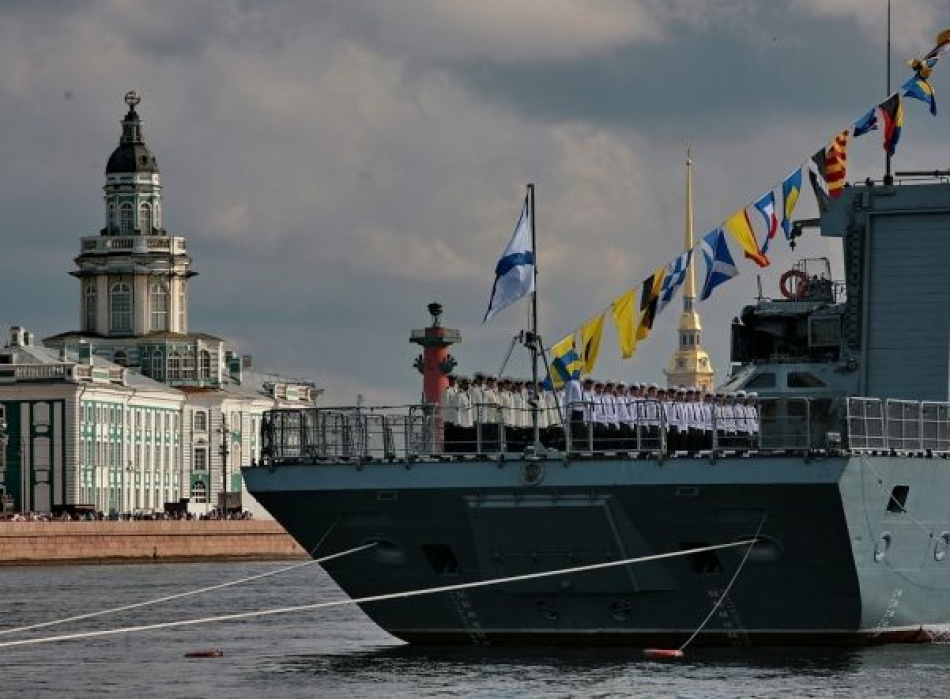 Путин поблагодарил Шойгу за организацию парада ВМФ в Петербурге