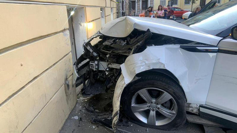 Range Rover влетел в стену дома в центре Петербурга