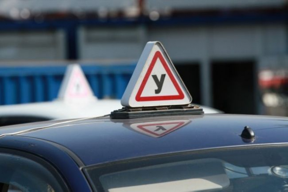 Автошколам Петербурга по-прежнему запрещены практические вождения