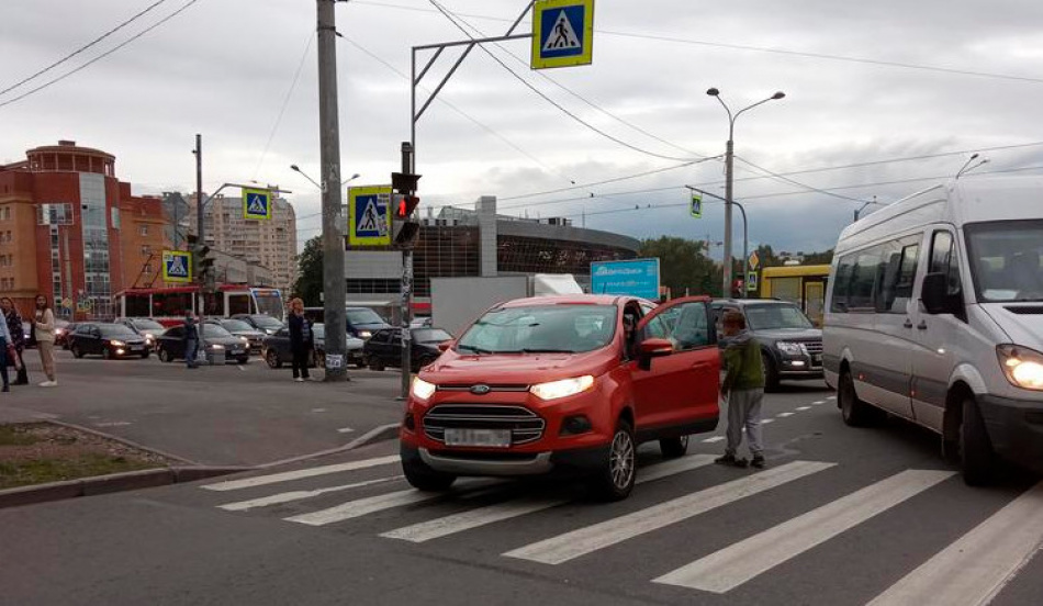 Иномарка сбила школьника на «зебре» в Московском районе