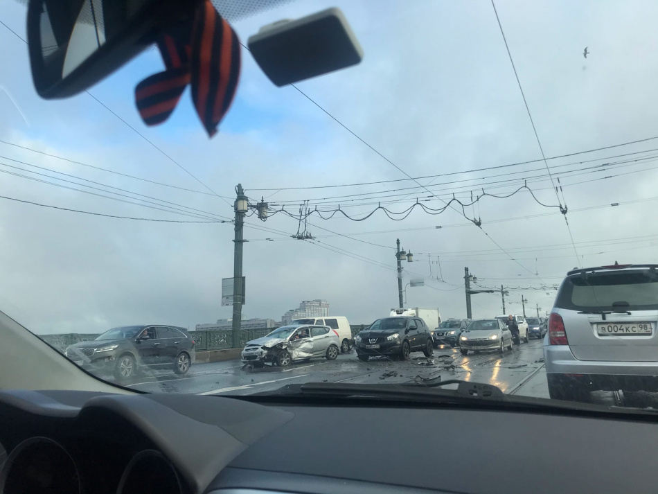 Утро в Петербурге началось с аномальных пробок