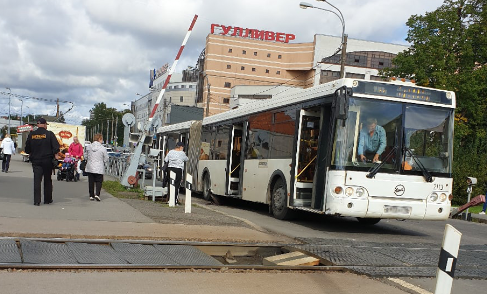 Автобус угодил в аварию на переезде у «Старой деревни»: есть пострадавшие