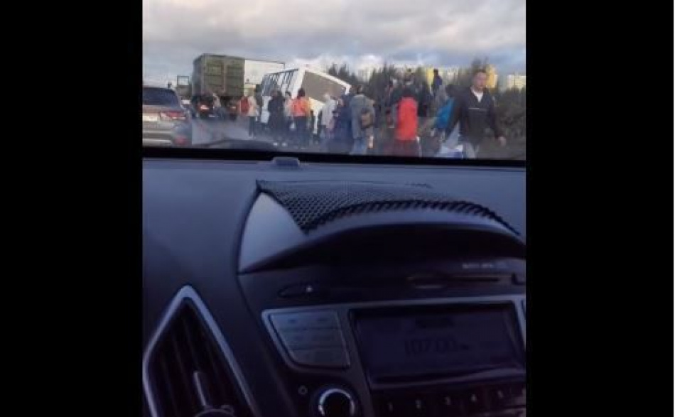 Объезжавшая пробку маршрутка угодила в кювет под Янино