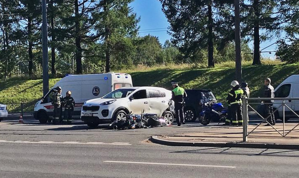 Байкер покалечился в ДТП на севере Петербурга