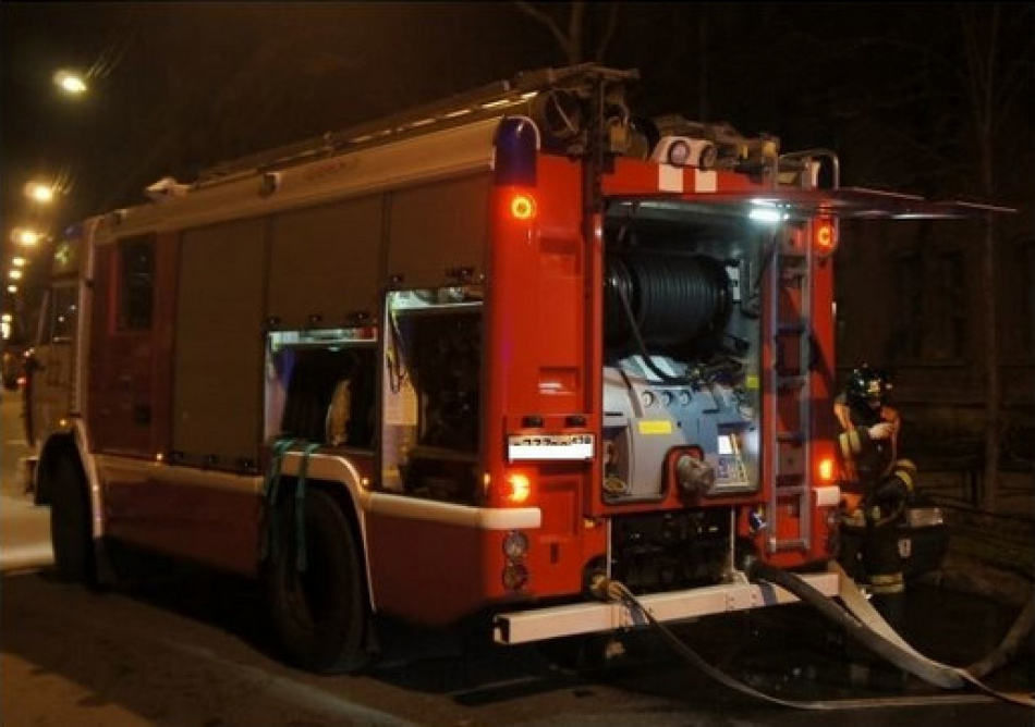 Ночной пожар на юго-западе Петербурга уничтожил грузовик