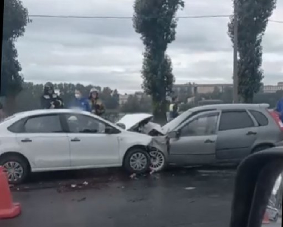 Лобовое ДТП на Октябрьской набережной унесло жизнь одного человека