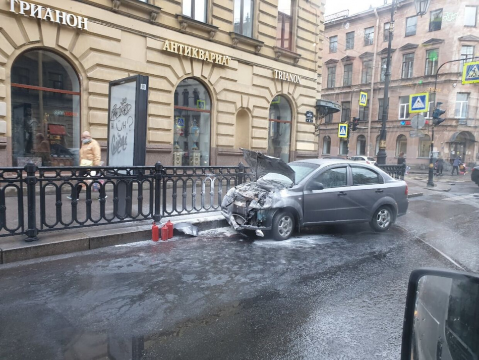 Легковушка загорелась после ДТП на перекрестке в центре Петербурга
