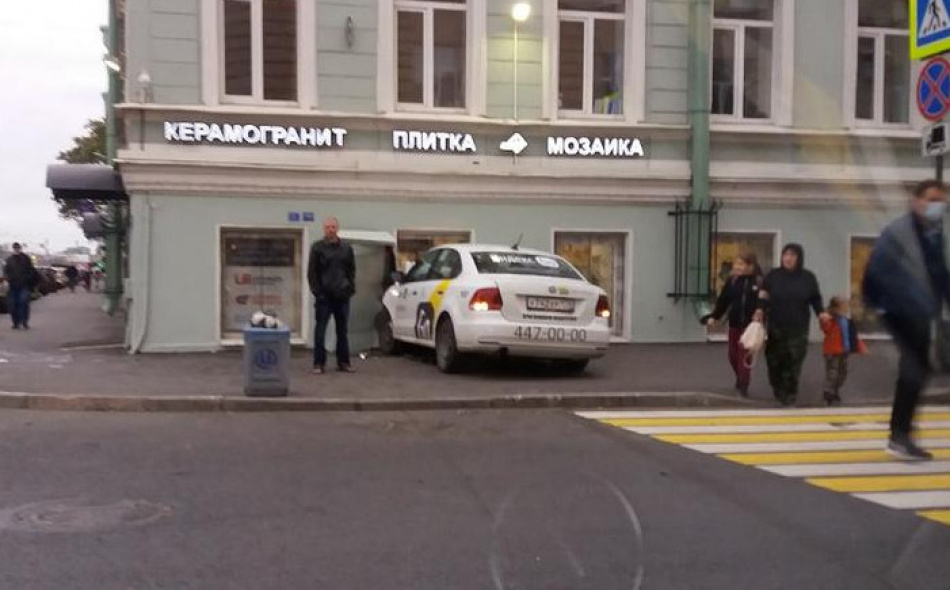 Уснувший за рулем таксист протаранил стену дома на Обводном канале