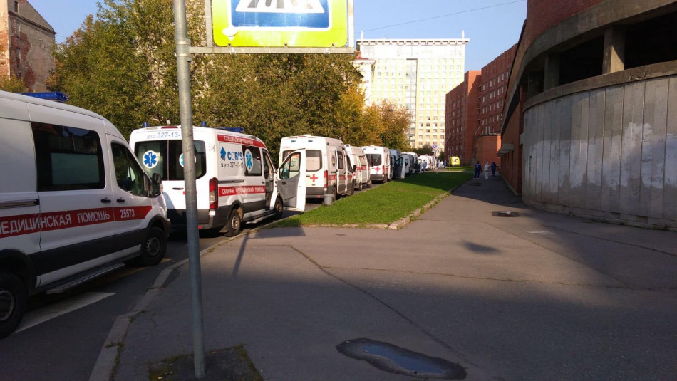 В Смольном рассказали, откуда у Покровской больницы взялась очередь из скорых
