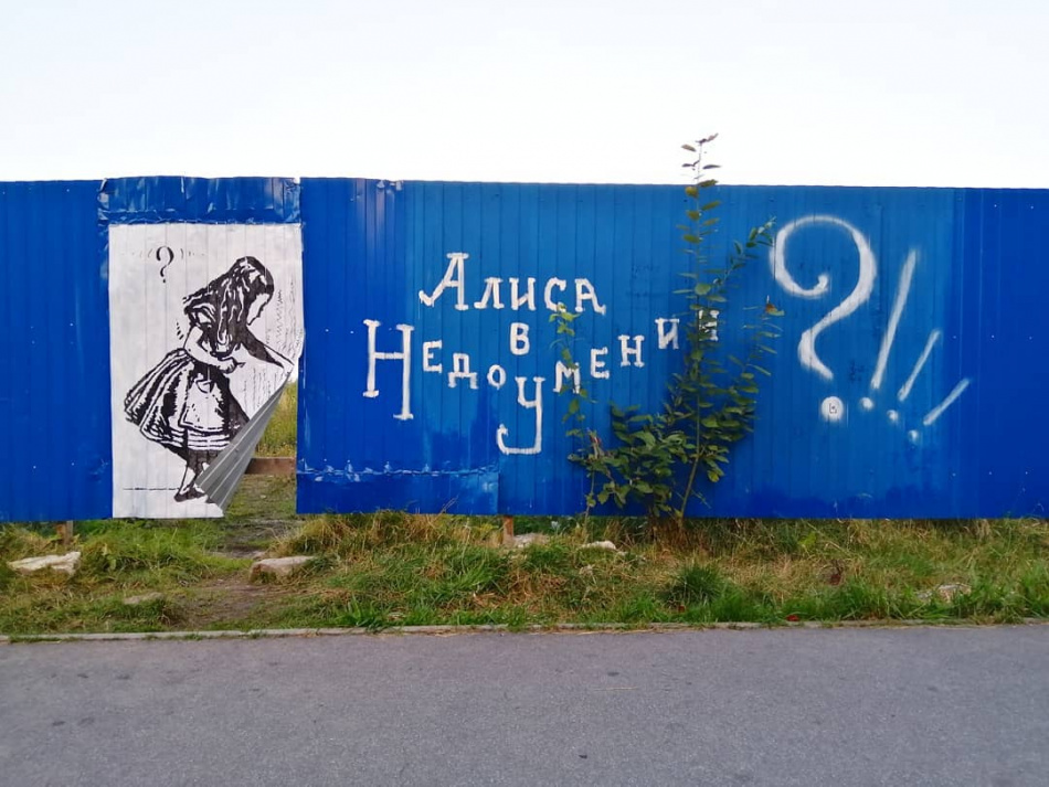 Консульство Турции перегородило двор в центре Петербурга
