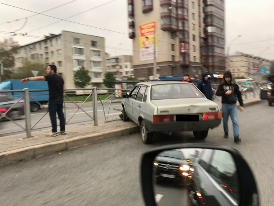 В Петербурге легковушка застряла в ограждении на дороге