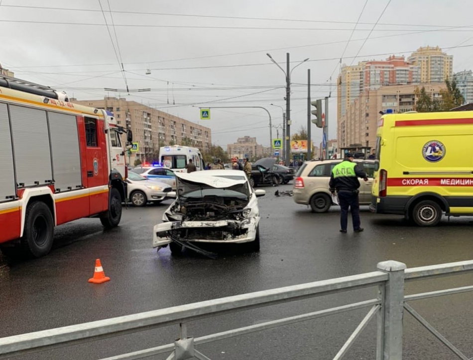 авария на пр культуры вчера. сегодня на пр. авария на зсд рено занесло. дтп на проспекте просвещения. дтп на проспекте просвещения 84к1.