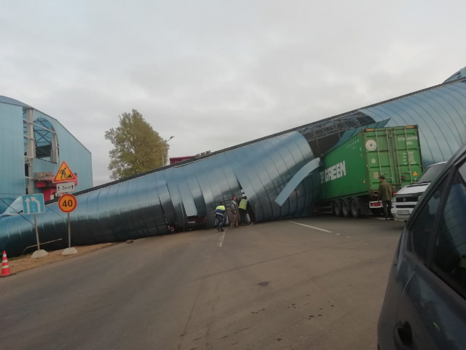 Переход под Любанью обрушился из-за самосвала