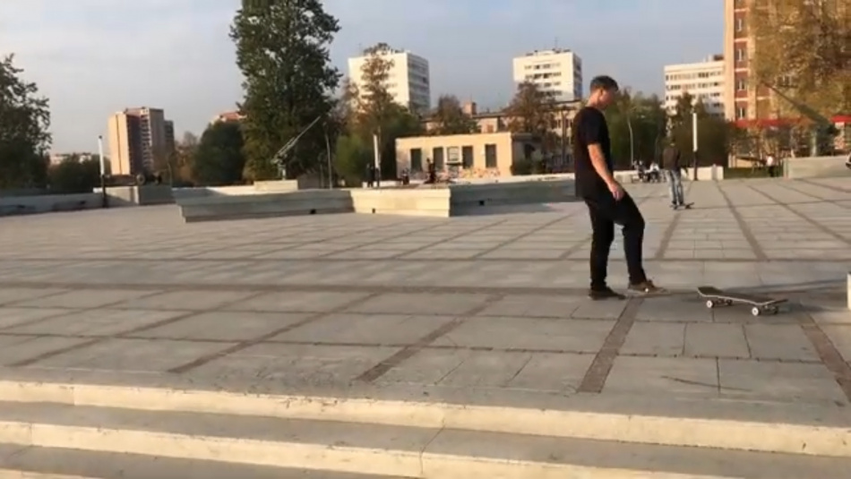 В Петербурге новый мемориал превратили в спортивную площадку для скейтеров