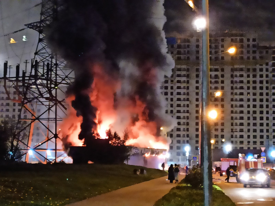 В Приморском районе загорелся сервис по замене масла