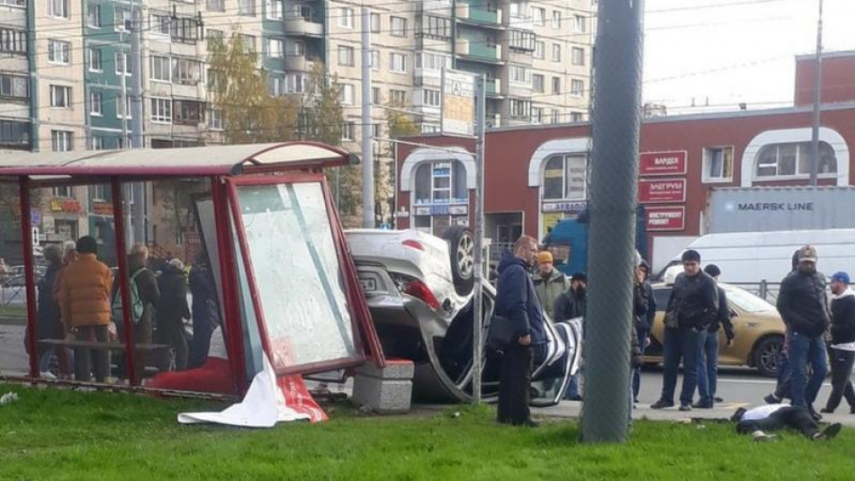 В ДТП с таранившим остановку авто на Косыгина пострадали жених и невеста