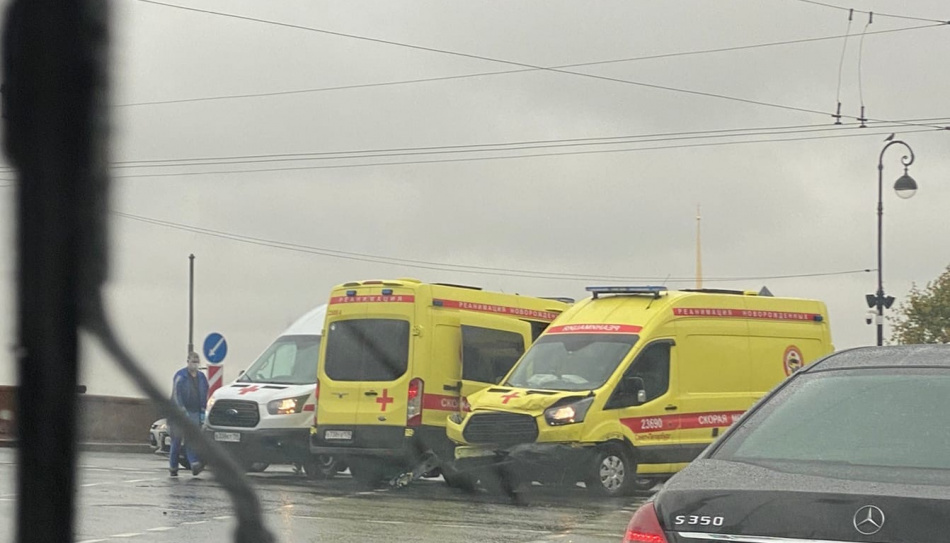 В центре Петербурга Toyota не пропустила скорую с больным ребенком