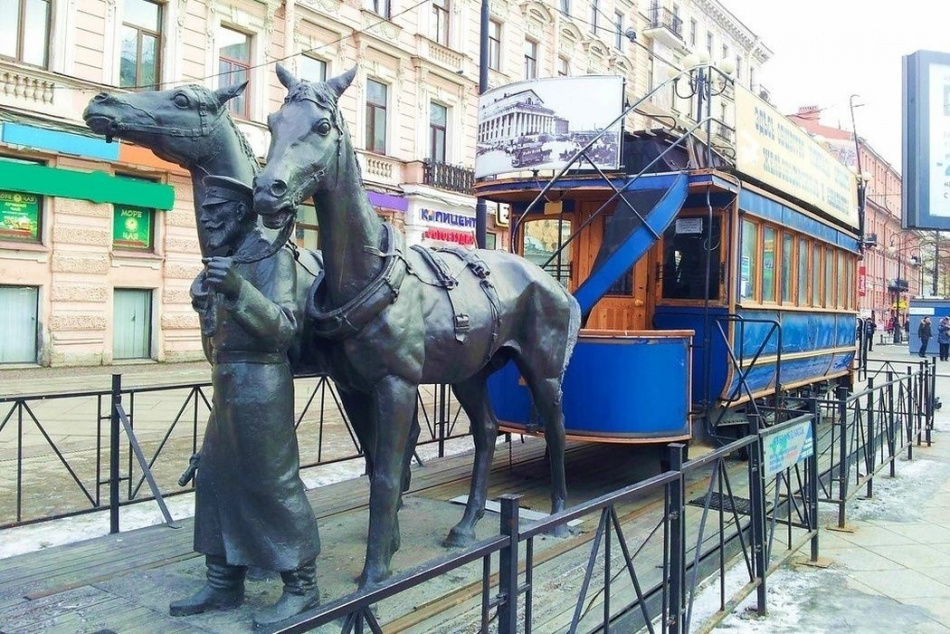 Волонтеры очистят от граффити памятник конке у «Василеостровской»