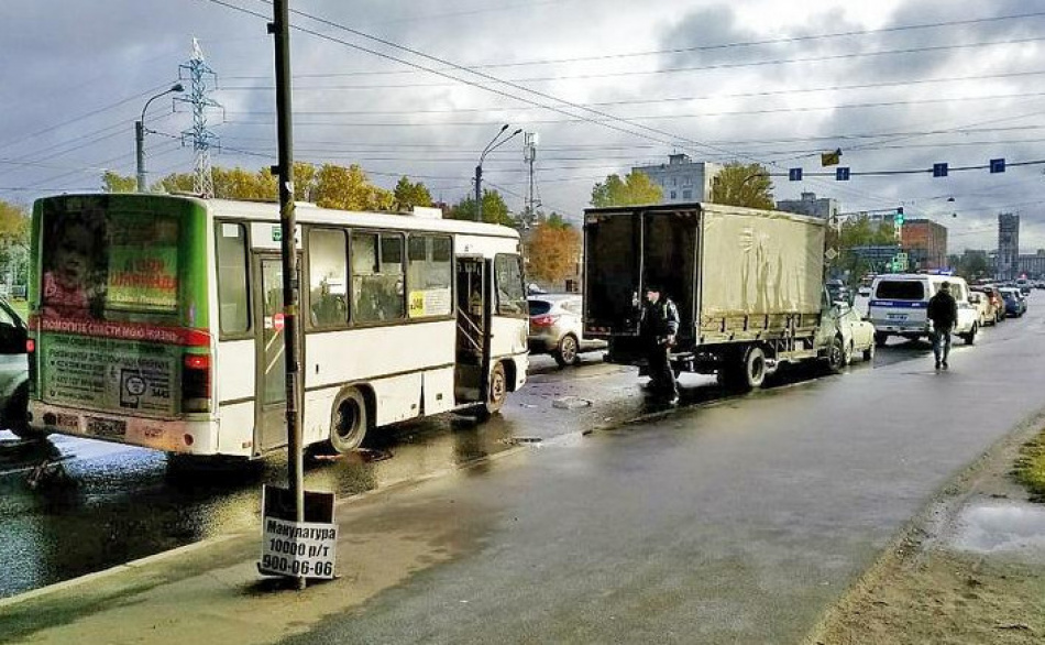 Два пассажира маршрутки пострадали в ДТП с грузовиком и «Ладой» на Ленинском