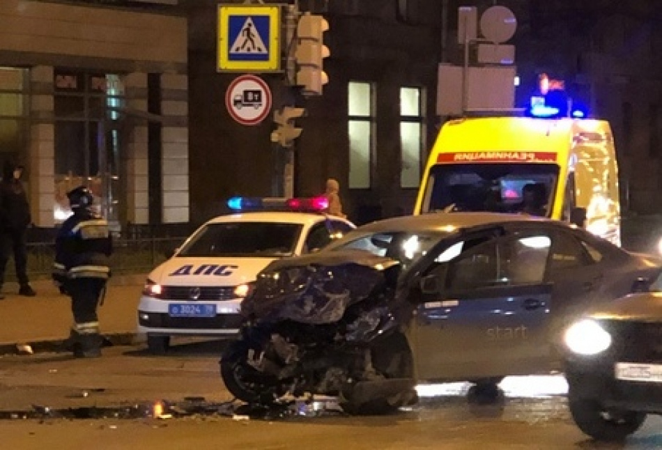 В Петербурге маршрутка столкнулась с машиной каршеринга
