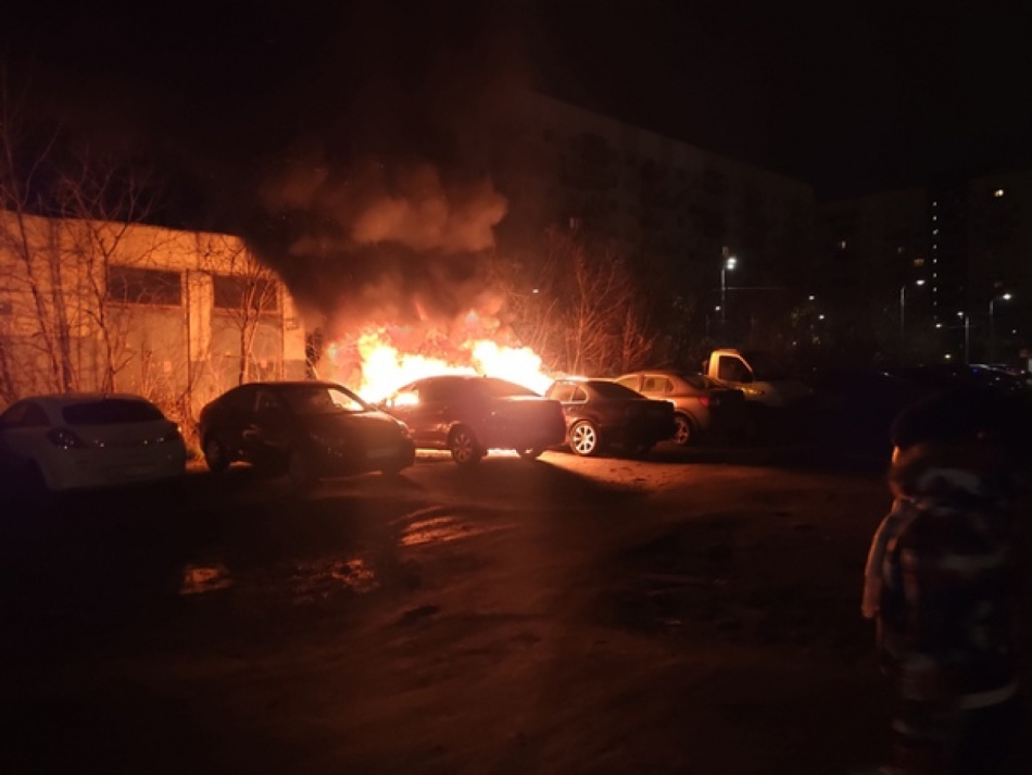 Два припаркованных автомобиля загорелись на Шлиссельбургском проспекте