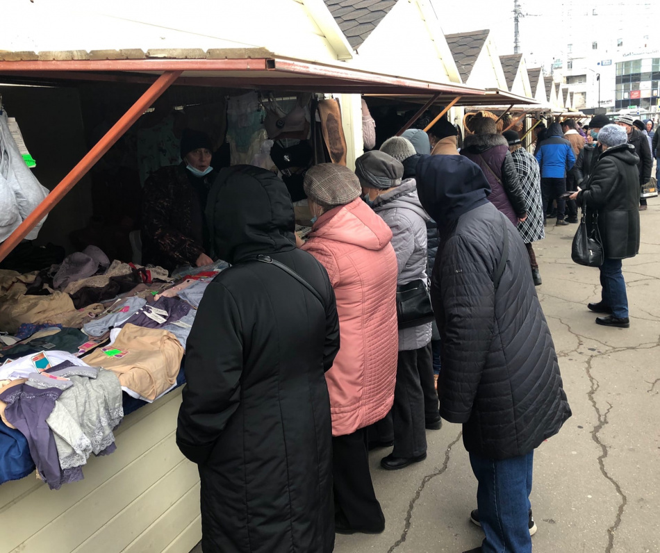 Петербуржцы вновь жалуются на засилье ярмарок у метро
