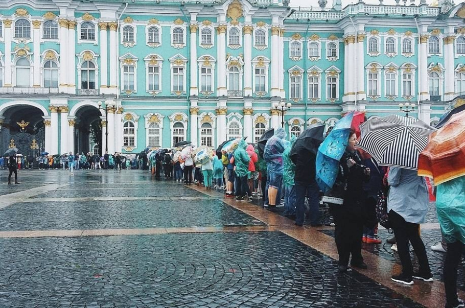 У петербургских музеев выстроились огромные очереди