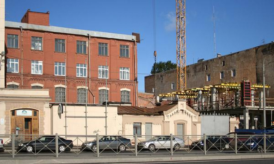 Здания бывшего завода «Ливиз» на Синопской набережной продадут с молотка