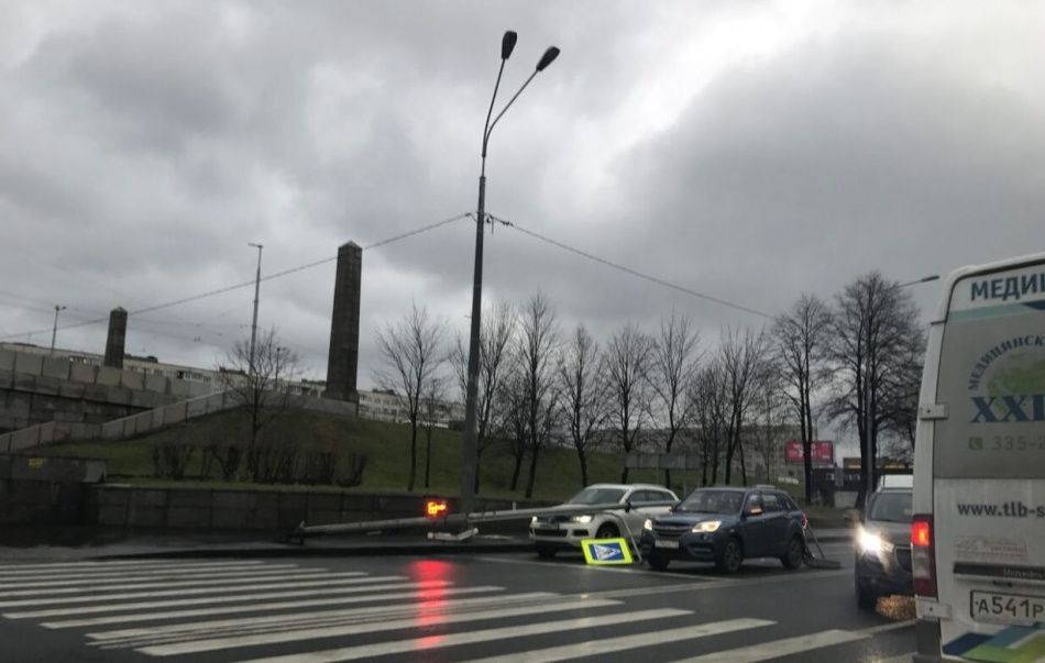 Светофор из-за сильного ветра упал на машины в Петербурге