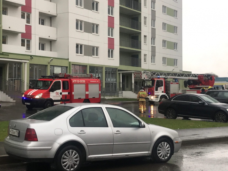 В Шушарах загорелась недавно сданная высотка