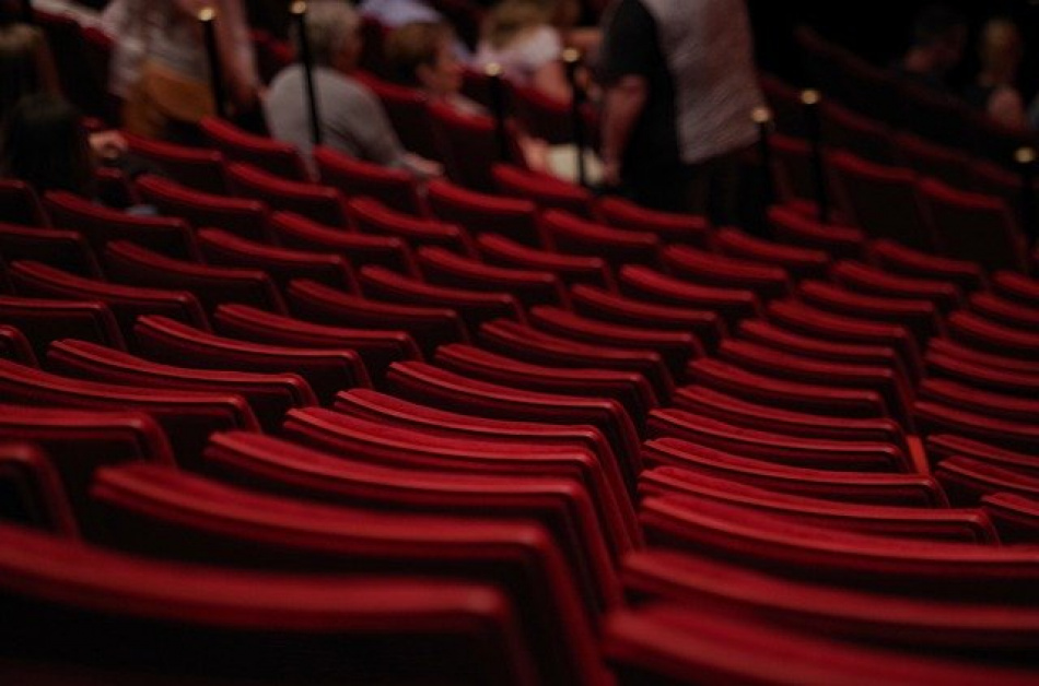 Шекспировские страсти: Театр Ермоловой отменил спектакль Долина из-за скандала с Меньшиковым