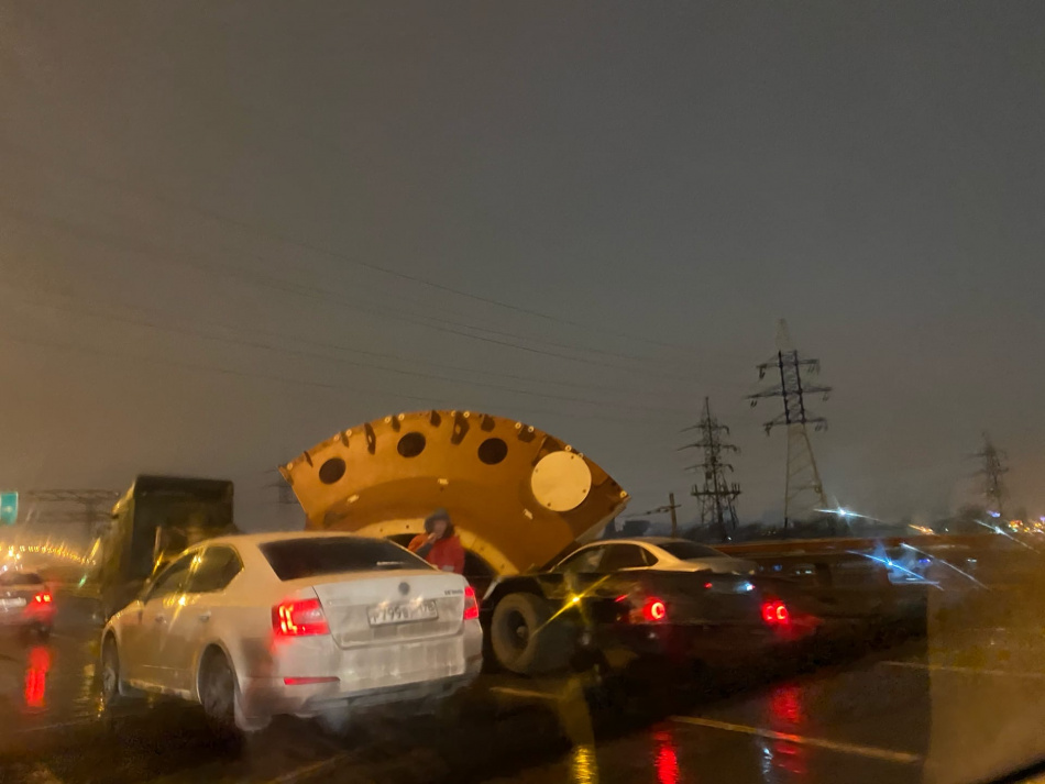На КАД огромная деталь расплющила авто