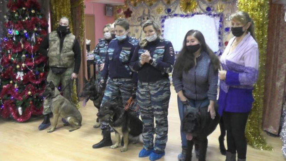 В Пушкине кинологи вместе со служебными собаками навестили подопечных из детдома