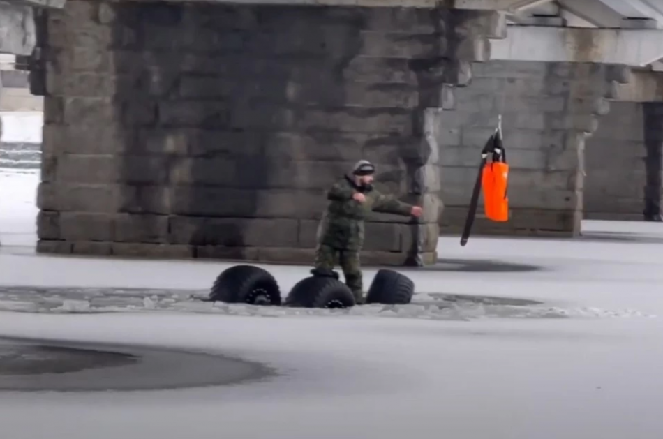 Московский мотоблогер провалился под лёд на Ладожском озере