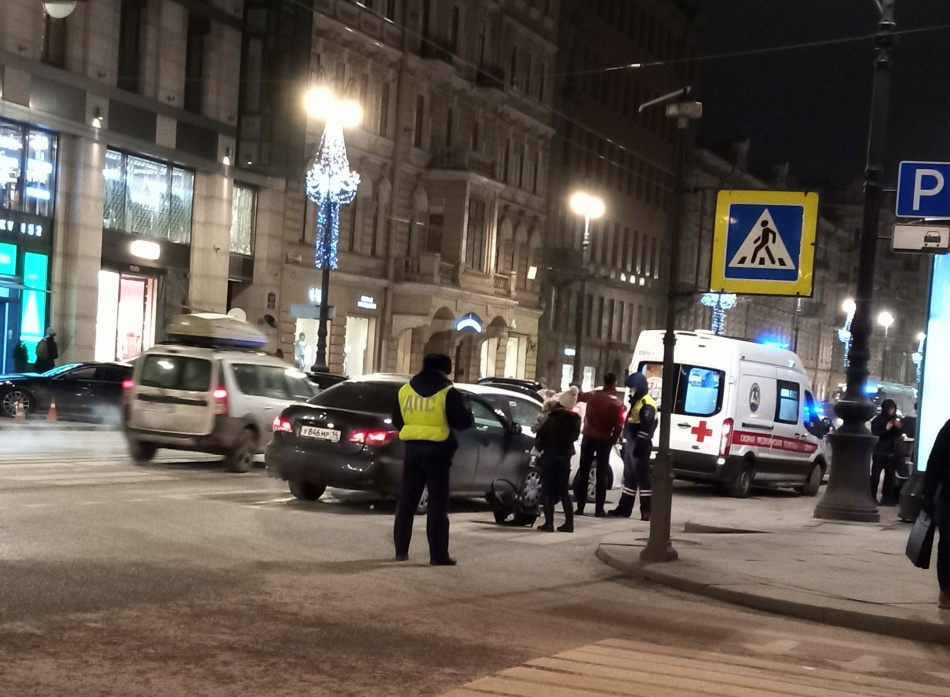 На зебре в центре Петербурга такси сбило пешехода