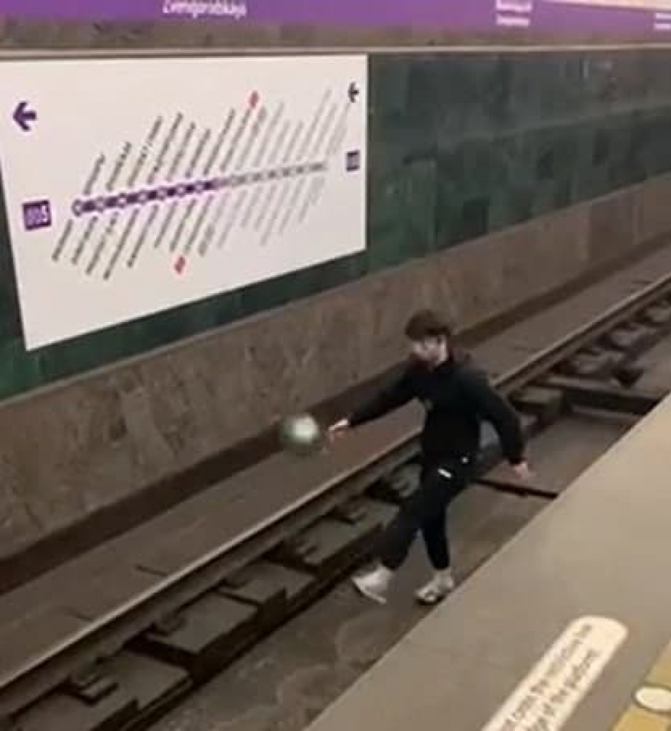 Кинул в метро. Человек в метро упал на рельсы СПБ. Метро СПБ упал на рельсы. Подростка скинули на рельсы в метро.