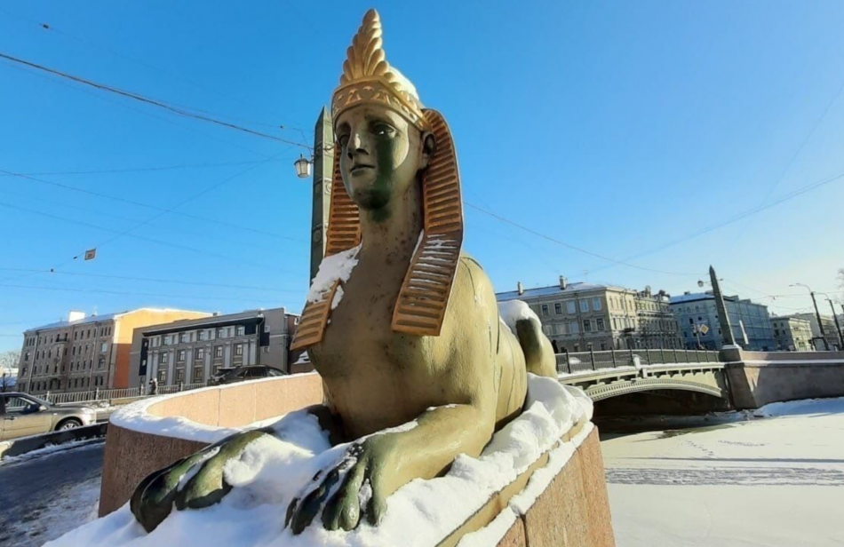 Вандалы «довели до слез» сфинксов на Египетском мосту