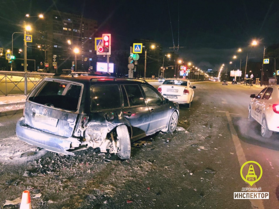 Таксист устроил тройное ДТП на Пискаревском проспекте: пострадала пассажирка