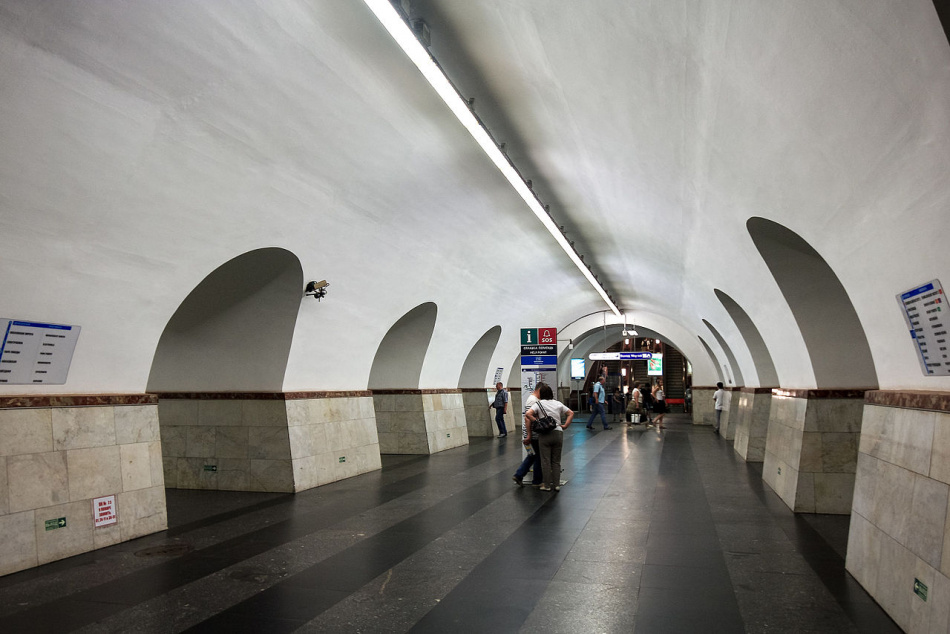 Человек упал на пути метро «Фрунзенская»