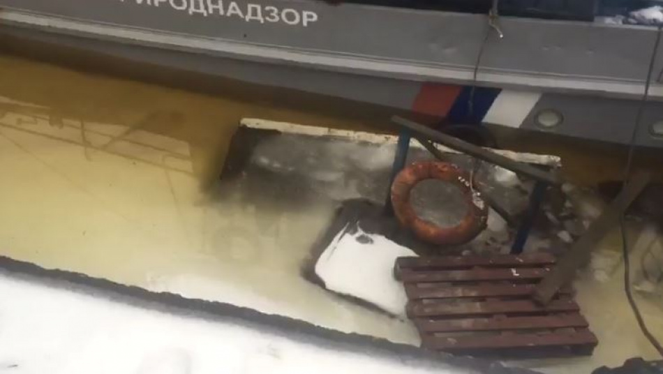 У Петровской косы в Петербурге тонет катер Росприроднадзора