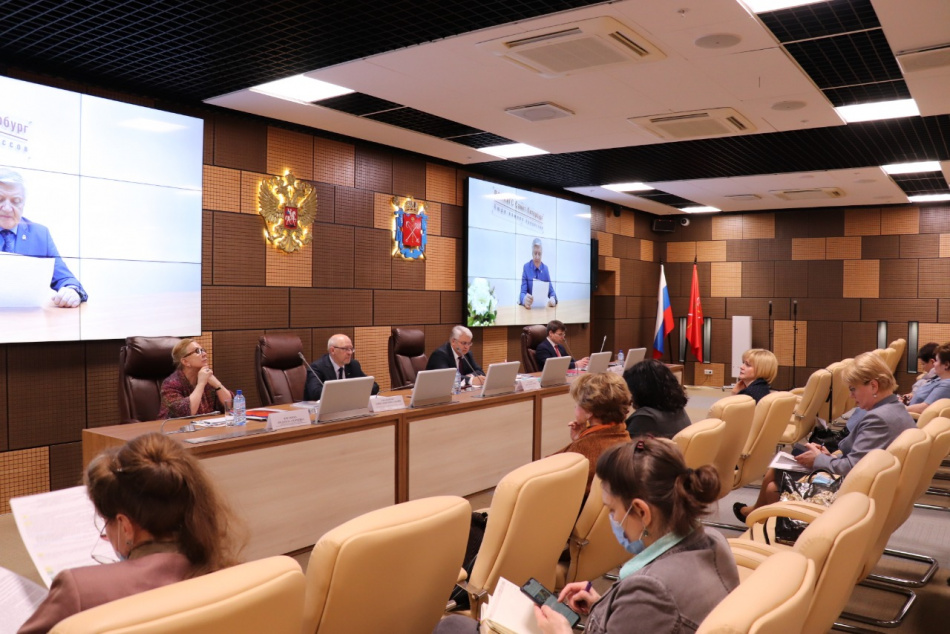Власти Петербурга обсудили меры поддержки женщин